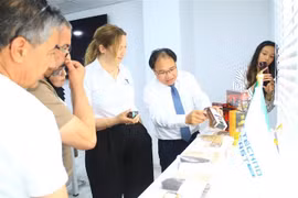 Algerian delegates explore Vietnamese products showcased at the event (Photo: VNA)