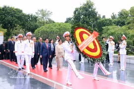 Myanmar President Min Aung Hlaing and his spouse, Kyu Kyu Hla, lay a wreath at the Monument to Heroic Martyrs on Bac Son Street in Hanoi. (Photo: VNA)