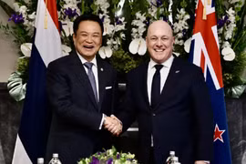 Thai PM Anutin Charnvirakul (L) meets with his New Zealand counterpart Christopher Luxon (Photo: The Nation)