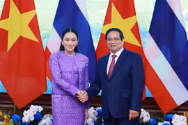 Prime Minister Pham Minh Chinh (R) receives Thai Prime Minister Paetongtarn Shinawatra in Hanoi on May 16 (Photo: VNA)