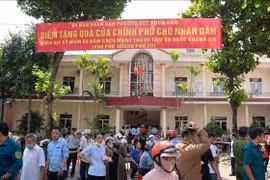 Thousands of residents in Gia Lai province receive cash gifts .(Photo: VNA)