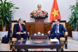 Minister of Foreign Affairs Le Hoai Trung (right) meets with Fukuda Tomikazu, Governor of Japan’s Tochigi prefecture in Hanoi on December 16. (Photo: Courtesy of the Ministry of Foreign Affairs)
