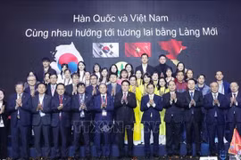 State President Luong Cuong and delegates attending the “Vietnam Day” programme pose for a group photo. (Photo: VNA)