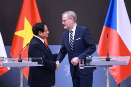 Prime Minister Pham Minh Chinh and his Czech counterpart Petr Fiala hold a joint press conference to announce the outcomes of their talks in Prague on January 20. (Photo: VNA)