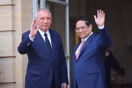 French Prime Minister Francois Bayrou (left) welcomes Prime Minister Pham Minh Chinh in Paris on June 10. (Photo: VNA)