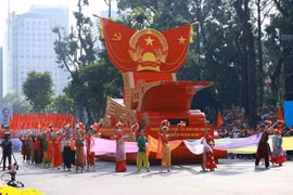 The vehicle carries the model of the National Emblem of the Socialist Republic of Vietnam in the parade. (Photo: VNA)