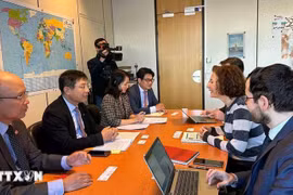 The working session between Deputy Minister of Finance Ho Sy Hung (second, left) and Director General of the Treasury at the French Ministry of Economy and Finance Magali Cesana (second, right) (Photo: VNA)
