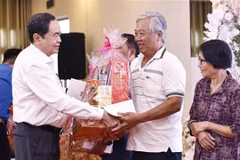 NA Chairman Tran Thanh Man presents Tet gifts to residents in Tan An ward of Ninh Kieu district, Can Tho city, on January 20. (Photo: VNA)