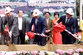 Vietnamese and Lao delegates perform the groundbreaking sand-shovelling ceremony to launch the construction of the Houaphanh provincial Radio and Television Station on October 27. (Photo: VNA) 