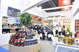 Thanks to its geographical advantages, Guangxi and ASEAN have significant potential for economic and trade cooperation. In the photo: A booth of a Vietnamese enterprise at the 21st China-ASEAN Expo (CAEXPO). (Photo: VNA)