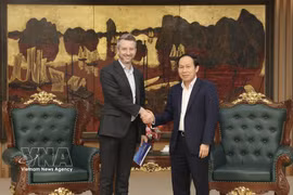Deputy Prime Minister Le Tien Chau (R) and Deputy Vice-Chancellor of RMIT Melbourne and Chair of the Board of RMIT Vietnam Layton Pike (Photo: VNA)