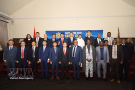 The delegation from Vietnam’s Ministry of Public Security, led by Deputy Minister Senior Lieutenant General Nguyen Van Long, in a group photo with leaders of the South African Ministry of Police. (Photo: VNA)