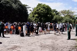 A total of 137 Vietnamese citizens are handed over at the Vinh Xuong International Border Gate by Cambodian authorities on May 27. (Photo: VNA)