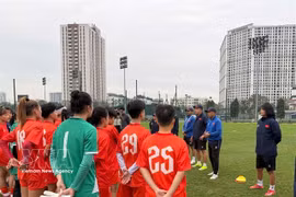 Coaches and players of the national women's U20 team discus before their training. The team will compete in the AFC U20 Women’s Asian Cup 2026 next month in Thailand. (Photo: VNA)