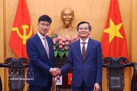 Associate Professor Dr Doan Minh Huan (R), Politburo member and Director of the Ho Chi Minh National Academy of Politics, and Na Ki Hong, General Director of Samsung Vietnam, at their meeting in Hanoi on March 4. (Photo: VNA)