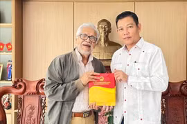 Vietnamese Ambassador to Venezuela Vu Trung My (R) presents a gift to former Venezuelan Ambassador to Vietnam Jorge Rondón Uzcátegui (Photo: the Vietnamese Embassy in Venezuela)