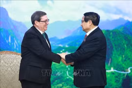 Prime Minister Pham Minh Chinh (R) receives Cuban Minister of Foreign Affairs Bruno Rodríguez Parrilla (Photo: VNA)