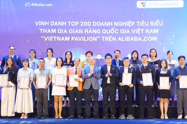 Representatives from outstanding businesses selected to participate in the "Vietnam National Pavilion" in 2025. (Photo: hanoimoi.vn)