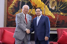 Prime Minister Pham Minh Chinh (R) receives Takebe Tsutomu, Special Advisor to the Japan-Vietnam Parliamentary Friendship Alliance (JVPFA), in Quang Ninh on November 25, 2025. (Photo: VNA)