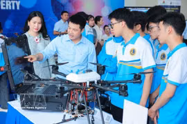 Students visit a science and technology product exhibition booth at the seminar between the Director-General of the World Intellectual Property Organisation (WIPO) and Vietnamese youngsters in September 2025. (Photo: VNA)