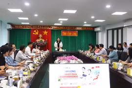 Vice Chairwoman of the Vinh Long provincial People’s Committee Nguyen Thi Be Muoi speaks at the meeting with relevant departments, agencies, businesses and educational institutions on labour cooperation programme with Japan's Ehime and Niigata prefectures. (Photo: VNA)
