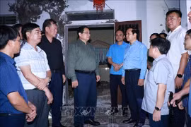 Prime Minister Pham Minh Chinh (centre) visits Quy Nhat commune to inspect and direct recovery efforts following Typhoon Bualoi. (Photo: VNA)