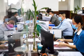 Civil servants of Phu Nhuan district in HCM City handle administrative procedures for citizens (Photo: tuoitre.vn)