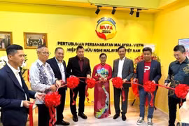 Delegates cut the ribbon to open the Malaysia – Vietnam Friendship Association (VMFA)'s Office in Kuala Lumpur. (Photo: VNA)