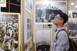 A young visitor at the exhibition. (Photo: VNA)
