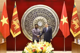National Assembly Chairman Tran Thanh Man (R) welcomes Sri Lankan President Anura Kumara Dissanayaka in Hanoi on May 5 (Photo: VNA)