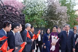 Party General Secretary To Lam, his spouse and the Vietnamese high-ranking delegation are welcomed by the Vietnamese Embassy and community members in Kazakhstan on May 5. (Photo: VNA)