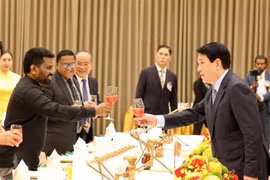 Vietnamese President Luong Cuong (right) and Sri Lankan President Anura Kumara Dissanayaka toast at the state banquet in Hanoi on the evening of May 5. (Photo: VNA)