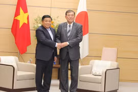 Deputy PM Nguyen Chi Dung (L) and Japanese PM Shigeru Ishiba. (Photo: VNA)