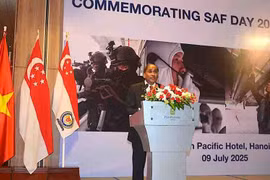 Singaporean Ambassador to Vietnam Jaya Ratnam speaks at the reception. (Photo: qdnd.vn)