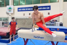 Nguyen Van Khanh Phong trains under the watchful eye of his coach. Vietnam is hoping to defend many titles in the 33rd SEA Games. (Photo: nhandan.vn)