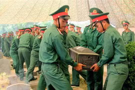 Remains of seven Vietnamese volunteer soldiers and experts who sacrificed in Laos during wartime are reburied at Tong Khao Martyrs’ Cemetery in Thanh Nua commune, Dien Bien district in the northern province of Dien Bien. (Photo: VNA)