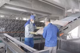 Cement production at La Hien Cement Joint Stock Company. (Photo: VNA)