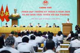 Prime Minister Le Minh Hung speaks at the Government's regular meeting for June and a nationwide teleconference with local authorities on July 4, 2026. (Photo: VNA)