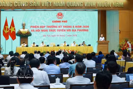A view of the Government's regular meeting for June and teleconference with local authorities on July 4 (Photo: VNA)