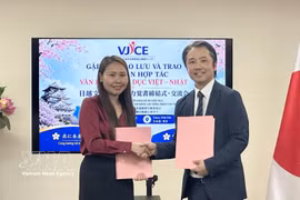 Representatives of the Vietnam – Japan Centre for Cultural and Educational Cooperation Promotion (VJCE) and the Aoyama School of Japanese exchange the signed agreement at the Vietnamese Embassy in Japan on July 3. (Photo: VNA)