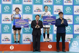 The gold and silver medals awarded to winners in the women's singles (Photo: Nhandan.vn)