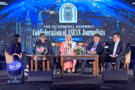 Speakers discuss at the 21st General Assembly of the Confederation of ASEAN Journalists (CAJ-21) in Kuala Lumpur. (Photo: VNA)