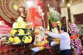 National Assembly Chairman Tran Thanh Man offers incense at the Special National Historical Site dedicated to President Ton Duc Thang in the Mekong Delta province of An Giang. (Photo: VNA)