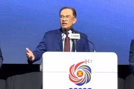 Malaysian Prime Minister Datuk Seri Anwar Ibrahim speaks at the press conference (Photo: VNA)