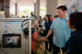 Singaporean Health Minister Ong Ye Kung touring exhibition booths at the NHG Health Musculoskeletal Day at Woodlands Hospital on March 28. (Photo: straitstimes.com)