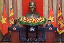 Vietnamese State President Luong Cuong (R) and Sri Lankan President Anura Kumara Dissanayaka meet with the press. (Photo: VNA)