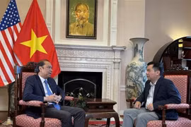 Ambassador Nguyen Quoc Dung (left) talks to a Vietnam News Agency correspondent in Washington. (Photo: VNA)