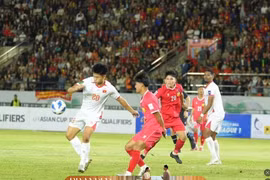 A Vietnamese national team player handles the ball in Laos’s penalty area. (Photo: VNA)