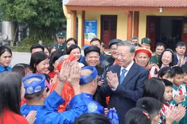 Party General Secretary To Lam meets with residents of Yen My district of Hung Yen province. (Photo: VNA)