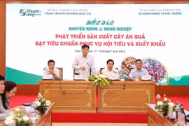 Le Quoc Thanh (centre), Director of the National Agricultural Extension Centre, speaks at the forum. (Photo: VNA)